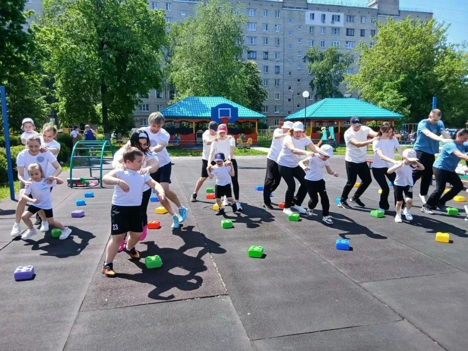 Малыши и родители показали спортивное мастерство Малыши и родители показали спортивное мастерство