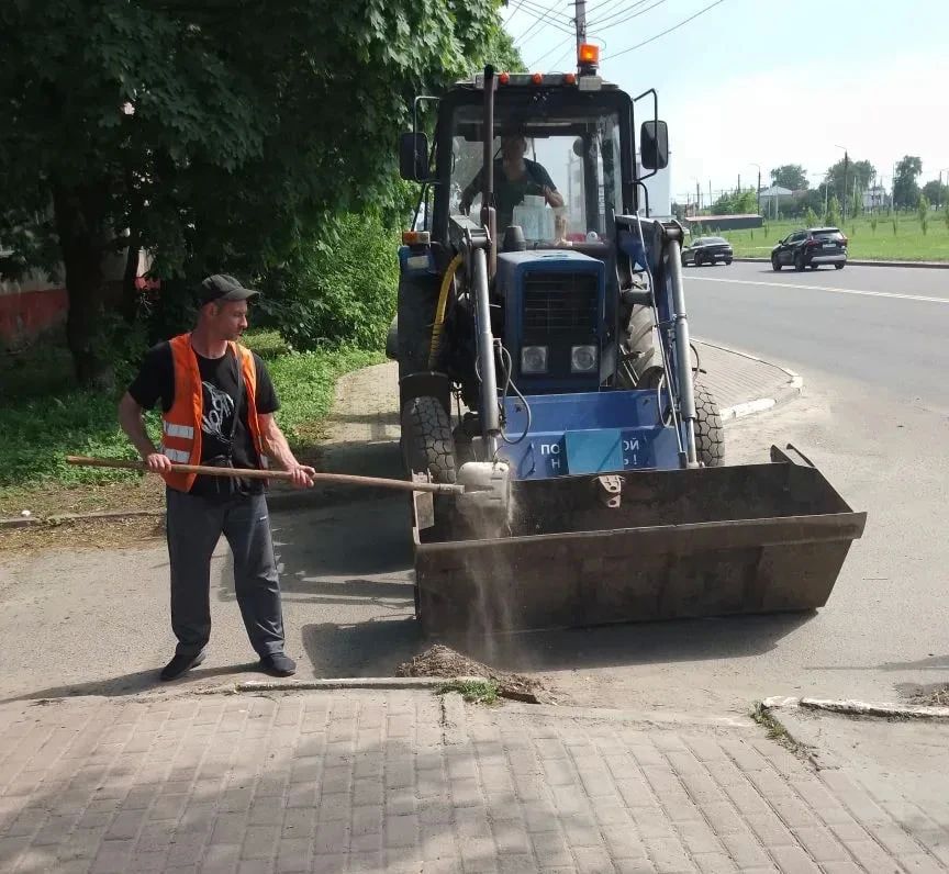 Курские дорожники продолжают очищать город Курские дорожники продолжают очищать город