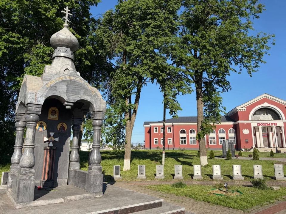 После завершения XV Молодёжного Форума «Молодежь и политика: едины - значит сильны» гости из Белгорода, Орла и Воронежа вместе с курской делегацией отправились на Мемориальный комплекс «Курская битва» в посёлке Поныри После завершения XV Молодёжного Форума «Молодежь и политика: едины - значит сильны» гости из Белгорода, Орла и Воронежа вместе с курской делегацией отправились на Мемориальный комплекс «Курская битва» в посёлке Поныри