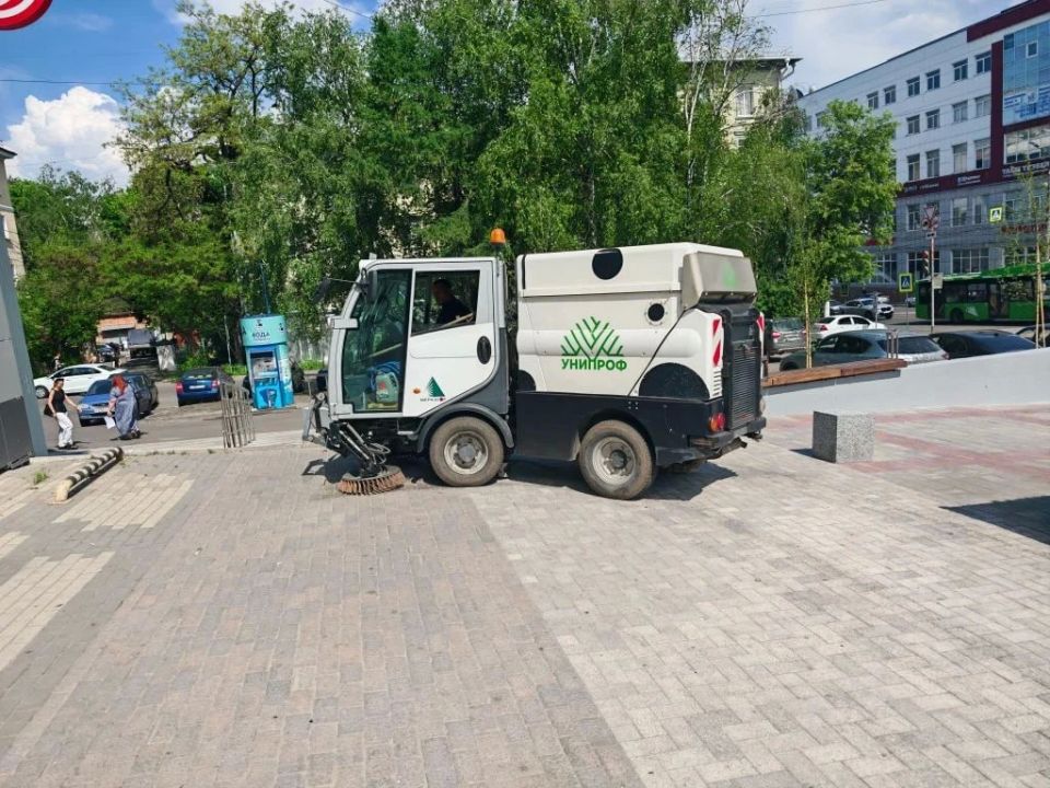 В парках и скверах активно продолжается уборка территорий В парках и скверах активно продолжается уборка территорий