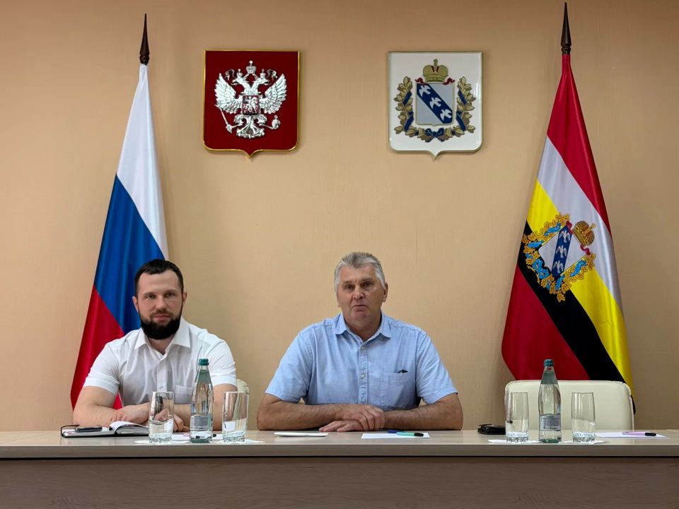 Рабочий диалог, память героя и тепло поздравлений: как прошло совещание в администрации района