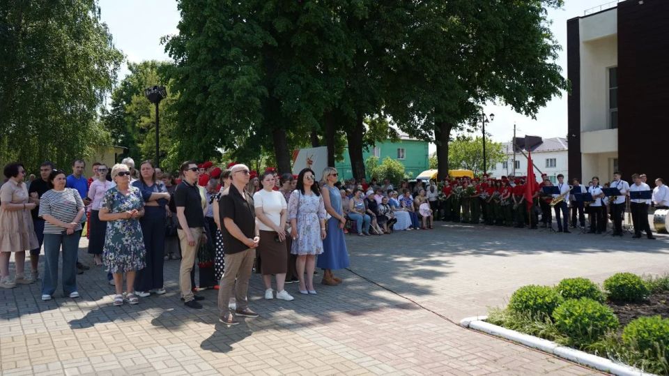 В эту пятницу на площади перед районным Домом культуры царила особая атмосфера В эту пятницу на площади перед районным Домом культуры царила особая атмосфера