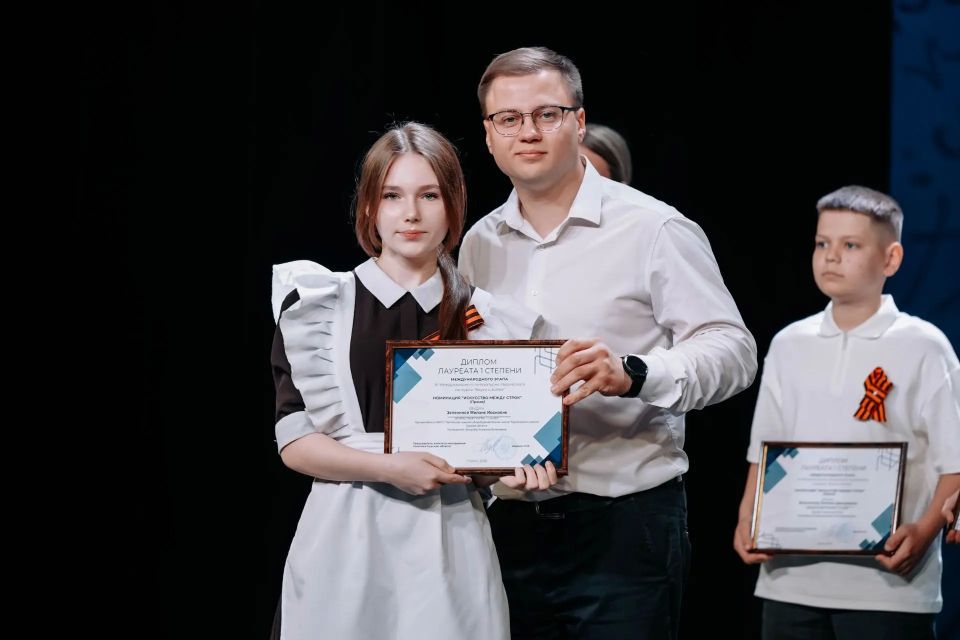 Торжественная церемония награждения победителей IV Международного литературно-творческого конкурса «Внуки о войне» прошла в областном Дворце молодежи Торжественная церемония награждения победителей IV Международного литературно-творческого конкурса «Внуки о войне» прошла в областном Дворце молодежи