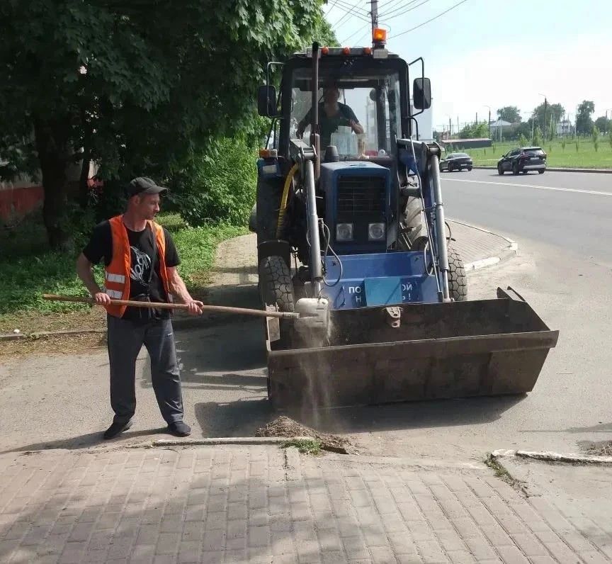 В уборке улиц Курска участвует 70 рабочих и 64 машины В уборке улиц Курска участвует 70 рабочих и 64 машины
