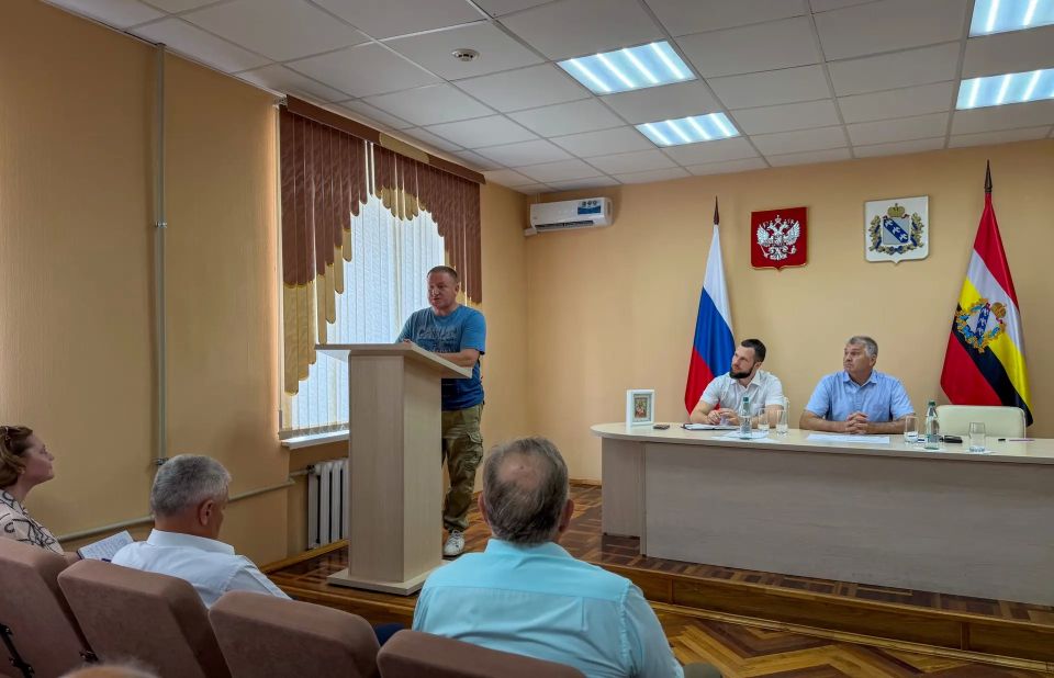 Рабочий диалог, память героя и тепло поздравлений: как прошло совещание в администрации района Рабочий диалог, память героя и тепло поздравлений: как прошло совещание в администрации района