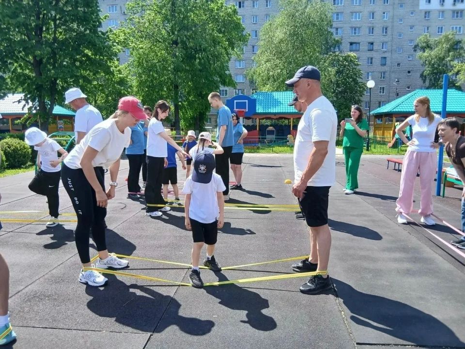 Малыши и родители показали спортивное мастерство Малыши и родители показали спортивное мастерство