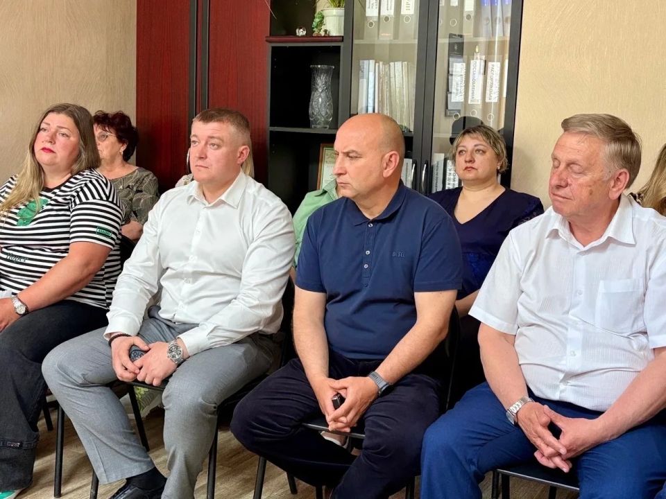 Глава Курского района Сергей Курносов посетил Ворошневский сельсовет, непосредственно на территории пообщался с и. о. главы Буданцевой Ларисой Владимировной, депутатами Представительного собрания Курского района, сельсовета... Глава Курского района Сергей Курносов посетил Ворошневский сельсовет, непосредственно на территории пообщался с и. о. главы Буданцевой Ларисой Владимировной, депутатами Представительного собрания Курского района, сельсовета...