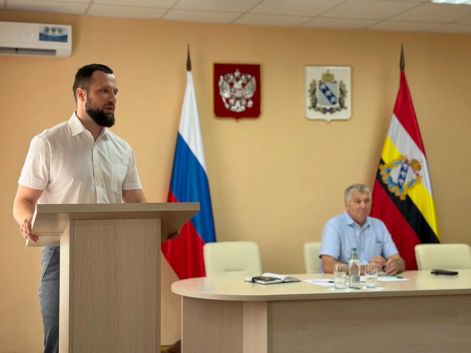 Рабочий диалог, память героя и тепло поздравлений: как прошло совещание в администрации района Рабочий диалог, память героя и тепло поздравлений: как прошло совещание в администрации района