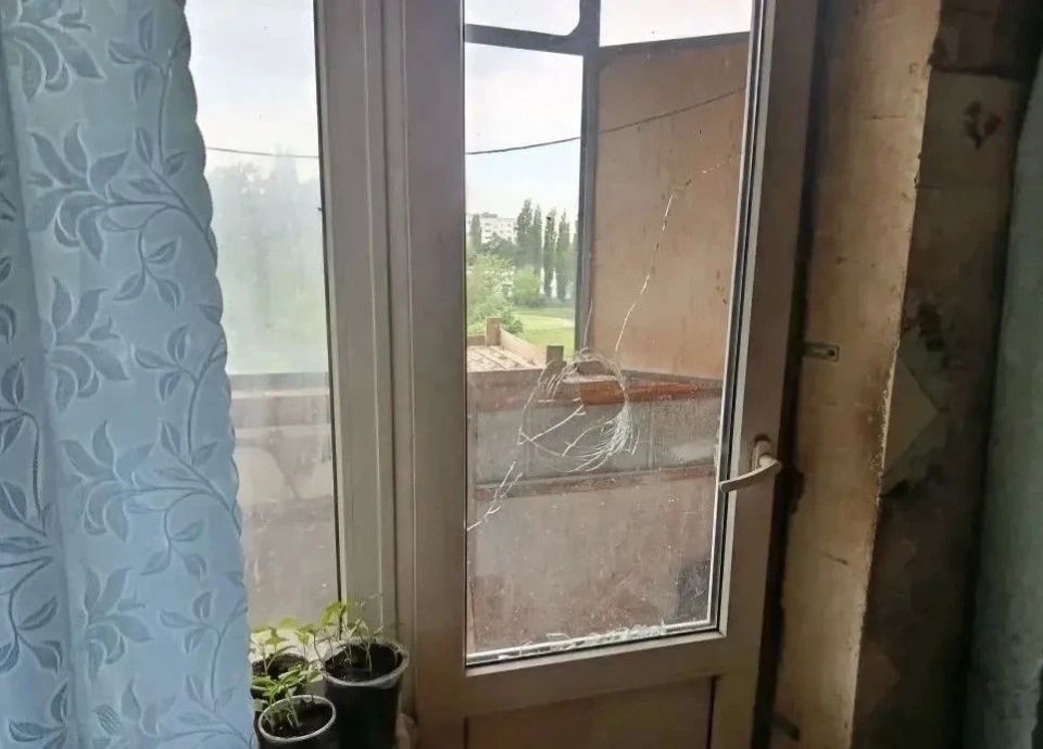 Ночью обломки вражеского беспилотника повредили многоквартирный дом в Северо-западном микрорайоне Курска Ночью обломки вражеского беспилотника повредили многоквартирный дом в Северо-западном микрорайоне Курска