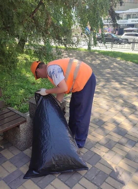 В парках и скверах активно продолжается уборка территорий