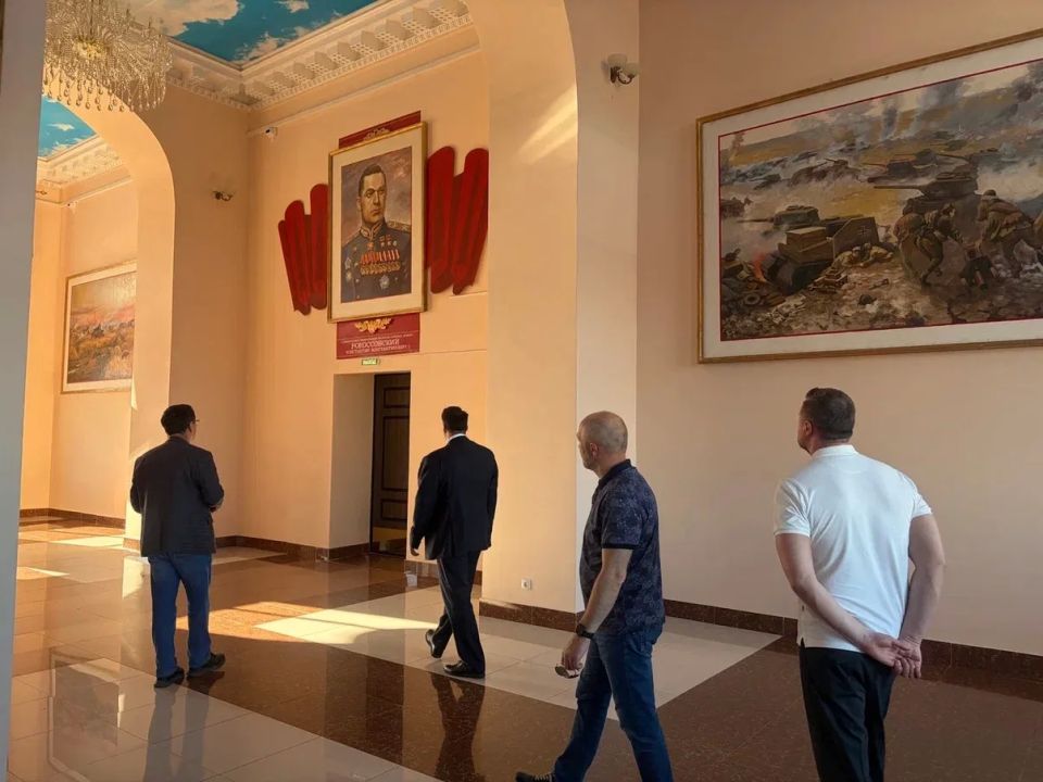 После завершения XV Молодёжного Форума «Молодежь и политика: едины - значит сильны» гости из Белгорода, Орла и Воронежа вместе с курской делегацией отправились на Мемориальный комплекс «Курская битва» в посёлке Поныри После завершения XV Молодёжного Форума «Молодежь и политика: едины - значит сильны» гости из Белгорода, Орла и Воронежа вместе с курской делегацией отправились на Мемориальный комплекс «Курская битва» в посёлке Поныри
