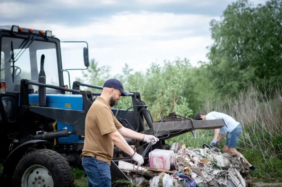 Друзья, всех приветствую!. Сегодня мы вместе с коллегами из структурных подразделений и неравнодушными жителями навели порядок у Красного моста, где строится новая дорога