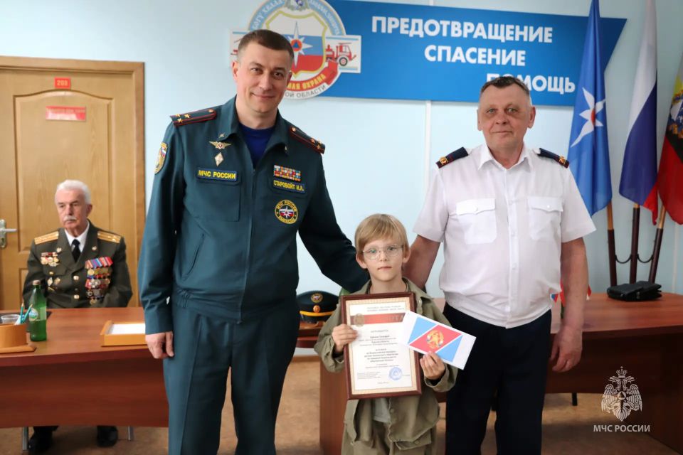 В Курске наградили победителей всероссийского конкурса «Неопалимая купина» и дружины юных пожарных В Курске наградили победителей всероссийского конкурса «Неопалимая купина» и дружины юных пожарных