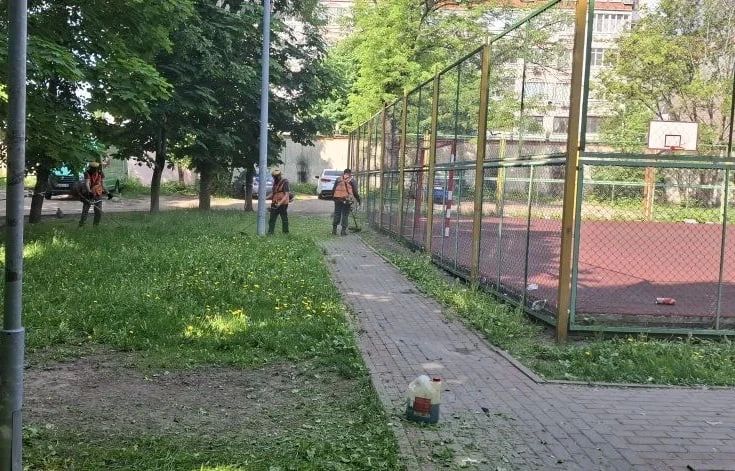 В парках и скверах активно продолжается уборка территорий В парках и скверах активно продолжается уборка территорий