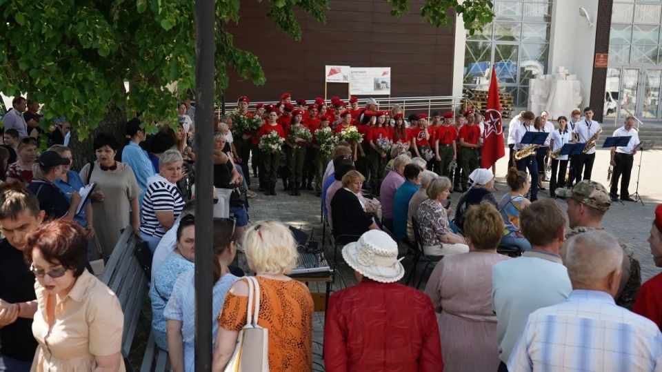 В эту пятницу на площади перед районным Домом культуры царила особая атмосфера В эту пятницу на площади перед районным Домом культуры царила особая атмосфера