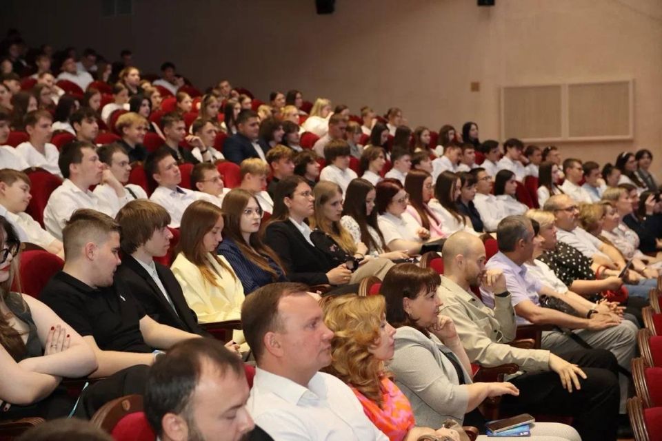 В Курской области торжественно открыли XV Молодёжный Форум «Молодежь и политика: едины - значит сильны» В Курской области торжественно открыли XV Молодёжный Форум «Молодежь и политика: едины - значит сильны»