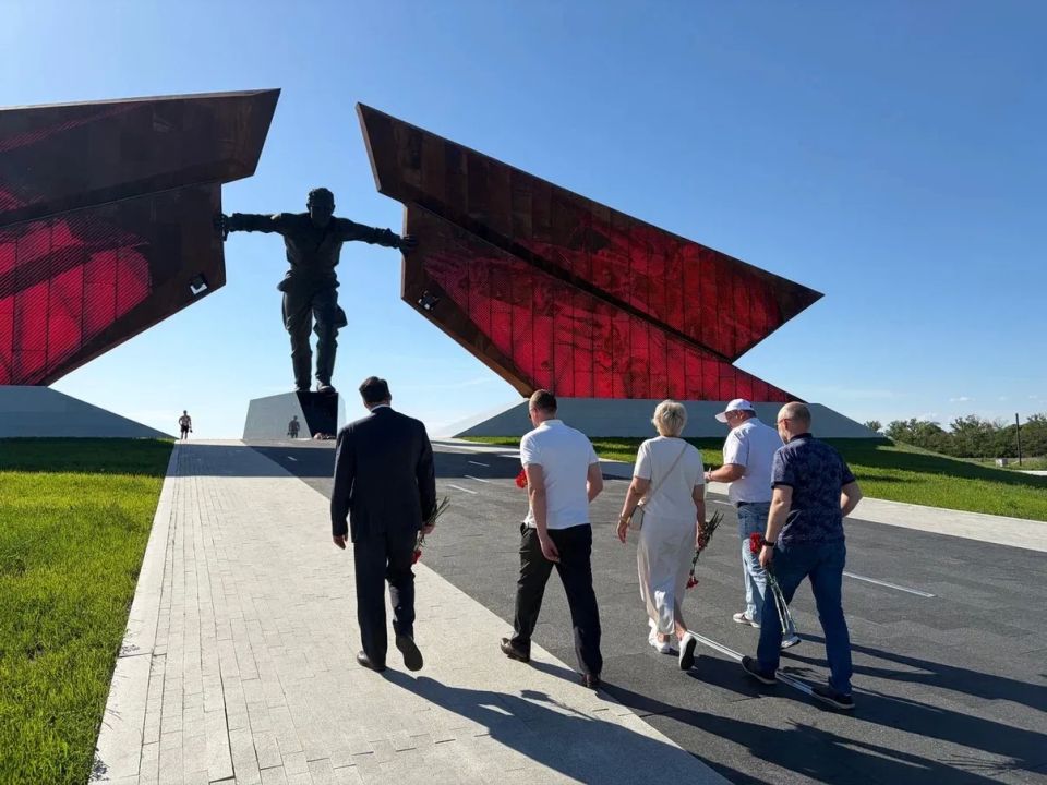 После завершения XV Молодёжного Форума «Молодежь и политика: едины - значит сильны» гости из Белгорода, Орла и Воронежа вместе с курской делегацией отправились на Мемориальный комплекс «Курская битва» в посёлке Поныри После завершения XV Молодёжного Форума «Молодежь и политика: едины - значит сильны» гости из Белгорода, Орла и Воронежа вместе с курской делегацией отправились на Мемориальный комплекс «Курская битва» в посёлке Поныри