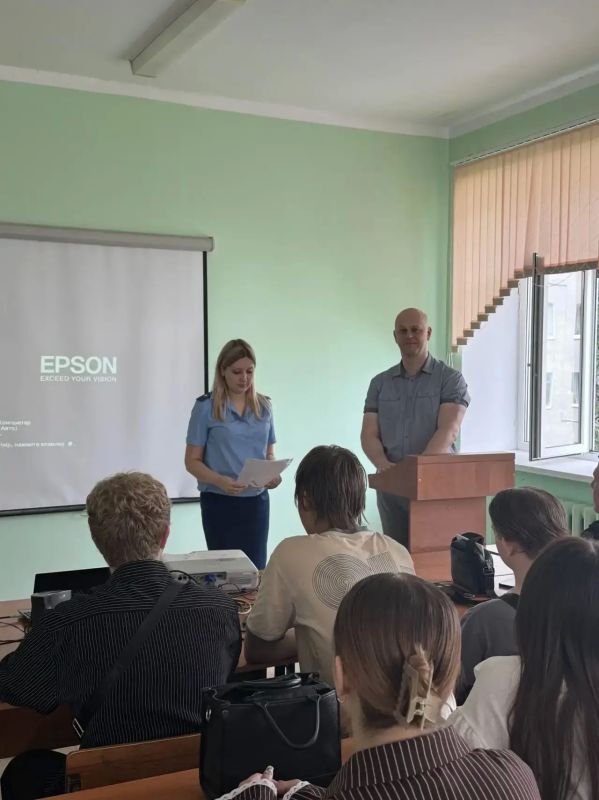 Студентам Курского колледжа управления рассказали, как не стать жертвами интернет-мошенников и не оказаться вовлеченными в преступную деятельность