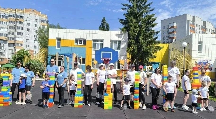 Малыши и родители показали спортивное мастерство Малыши и родители показали спортивное мастерство