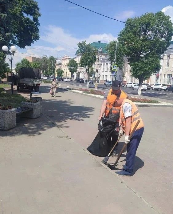 В общественных пространствах Курска задействовано 30 человек и пять машин В общественных пространствах Курска задействовано 30 человек и пять машин