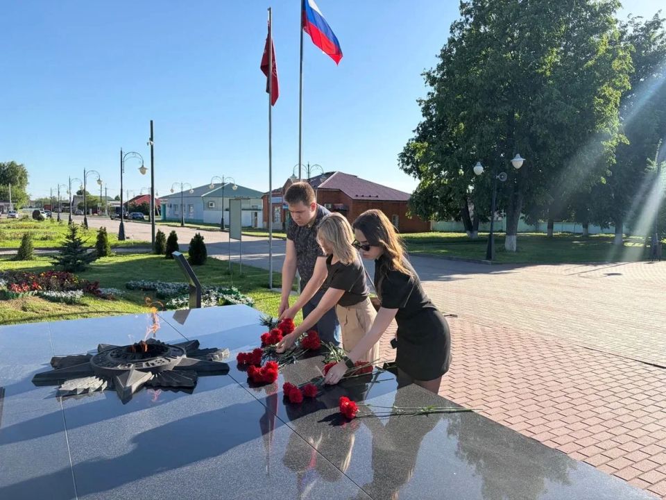 После завершения XV Молодёжного Форума «Молодежь и политика: едины - значит сильны» гости из Белгорода, Орла и Воронежа вместе с курской делегацией отправились на Мемориальный комплекс «Курская битва» в посёлке Поныри После завершения XV Молодёжного Форума «Молодежь и политика: едины - значит сильны» гости из Белгорода, Орла и Воронежа вместе с курской делегацией отправились на Мемориальный комплекс «Курская битва» в посёлке Поныри