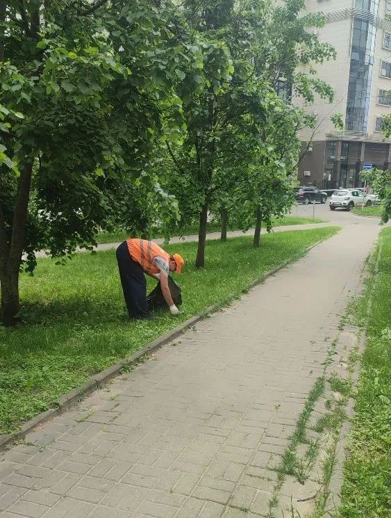 В парках и скверах активно продолжается уборка территорий В парках и скверах активно продолжается уборка территорий