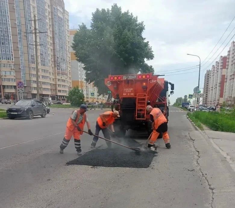 В уборке улиц Курска участвует 70 рабочих и 64 машины В уборке улиц Курска участвует 70 рабочих и 64 машины