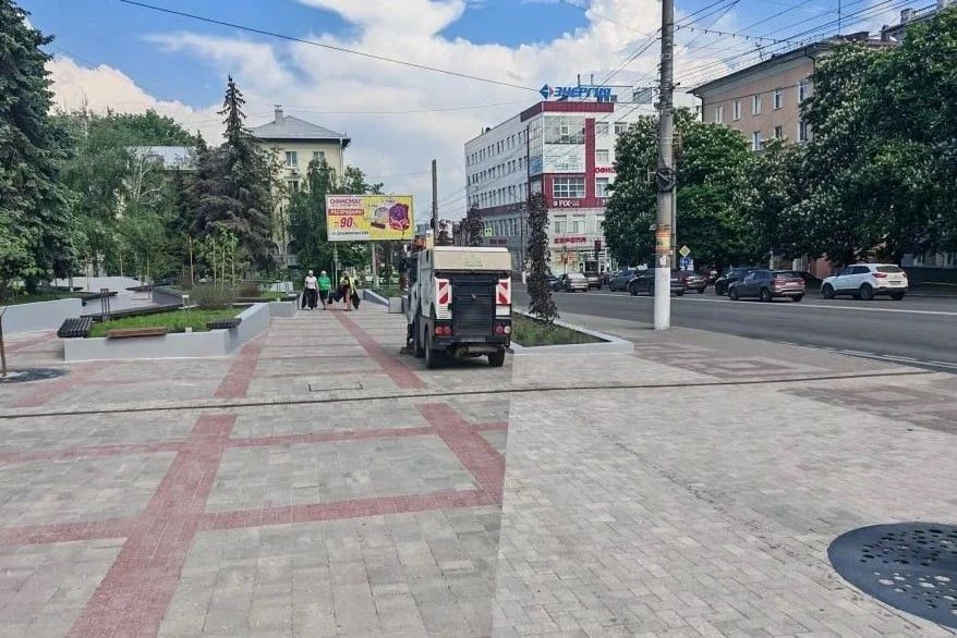 В общественных пространствах Курска задействовано 30 человек и пять машин В общественных пространствах Курска задействовано 30 человек и пять машин