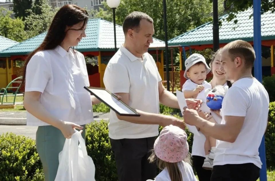 Малыши и родители показали спортивное мастерство Малыши и родители показали спортивное мастерство