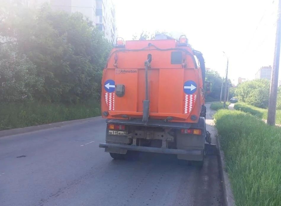 В уборке улиц Курска участвует 70 рабочих и 64 машины В уборке улиц Курска участвует 70 рабочих и 64 машины
