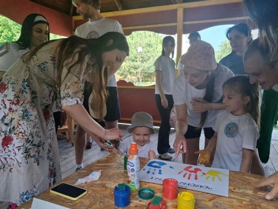 Малыши и родители показали спортивное мастерство Малыши и родители показали спортивное мастерство