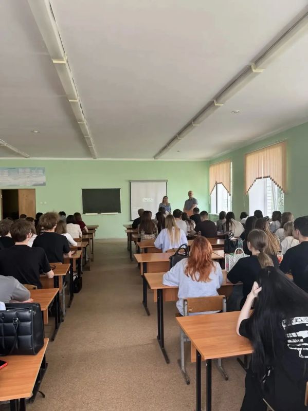 Студентам Курского колледжа управления рассказали, как не стать жертвами интернет-мошенников и не оказаться вовлеченными в преступную деятельность Студентам Курского колледжа управления рассказали, как не стать жертвами интернет-мошенников и не оказаться вовлеченными в преступную деятельность