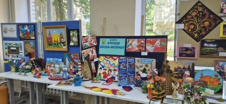В Курской области состоялась выставка «Под небом общей Родины» В Курской области состоялась выставка «Под небом общей Родины»