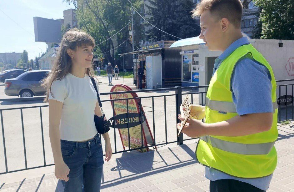 В рамках информационно-пропагандистской кампании «Внимание — дети!» сотрудники Курчатовской Госавтоинспекции совместно с отрядом ЮИД Гимназии №1 провели профилактическую акцию по предупреждению ДТП с участием пешеходов