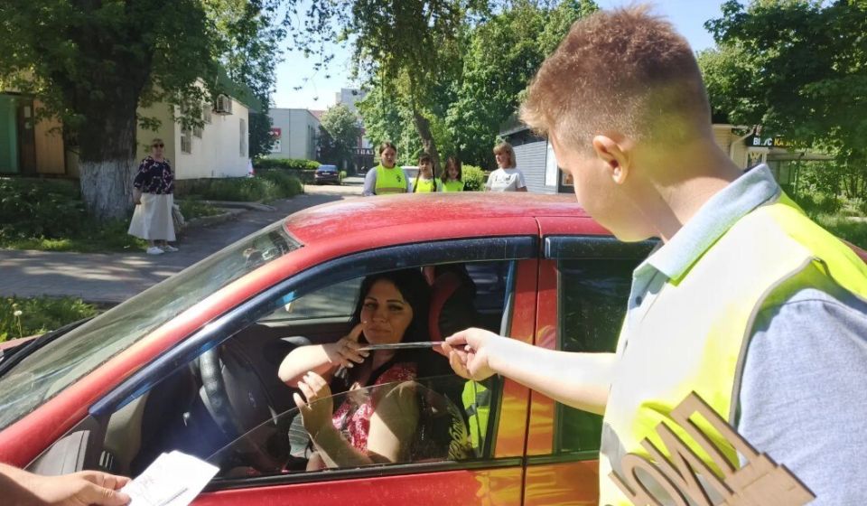 В рамках информационно-пропагандистской кампании «Внимание — дети!» сотрудники Курчатовской Госавтоинспекции совместно с отрядом ЮИД Гимназии №1 провели профилактическую акцию по предупреждению ДТП с участием пешеходов В рамках информационно-пропагандистской кампании «Внимание — дети!» сотрудники Курчатовской Госавтоинспекции совместно с отрядом ЮИД Гимназии №1 провели профилактическую акцию по предупреждению ДТП с участием пешеходов