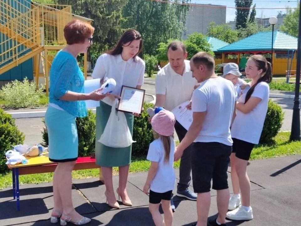 Малыши и родители показали спортивное мастерство Малыши и родители показали спортивное мастерство