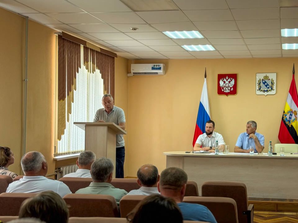 Рабочий диалог, память героя и тепло поздравлений: как прошло совещание в администрации района Рабочий диалог, память героя и тепло поздравлений: как прошло совещание в администрации района
