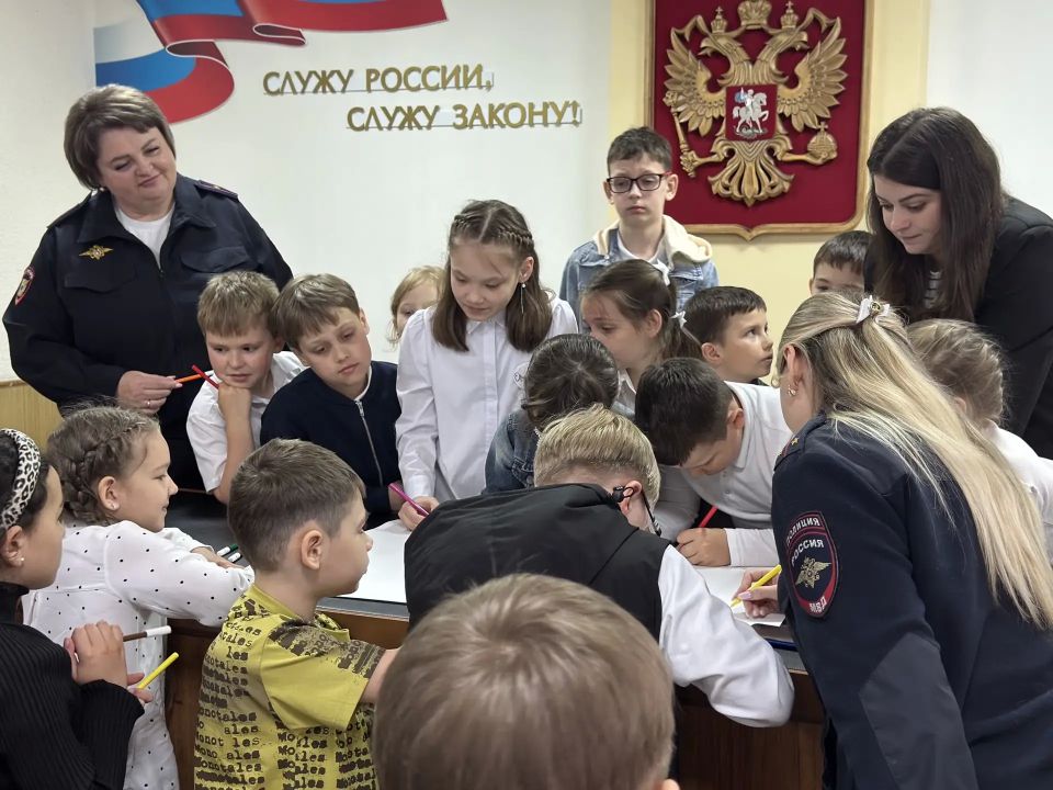 «Орлята» из 3 школы познакомились с работой полицейских Железногорска «Орлята» из 3 школы познакомились с работой полицейских Железногорска