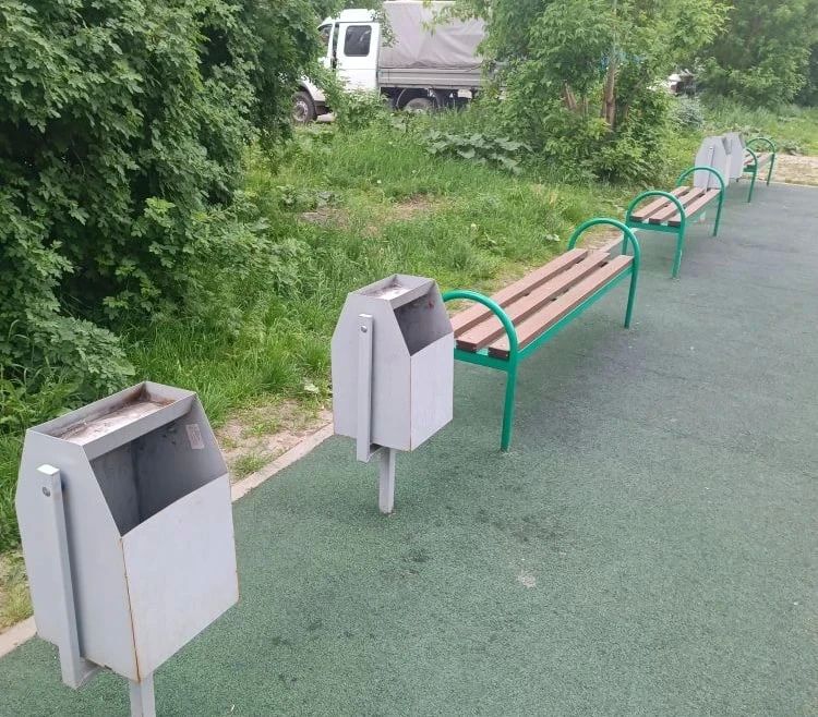 В парках и скверах активно продолжается уборка территорий В парках и скверах активно продолжается уборка территорий