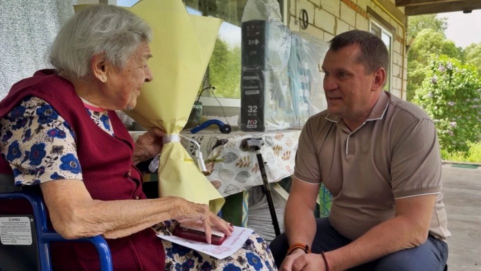 Единороссы вручили труженице тыла долгожданную медаль Единороссы вручили труженице тыла долгожданную медаль