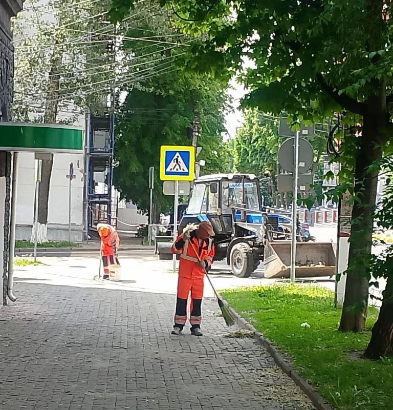 Коммунальные и дорожные службы продолжают работать в выходные Коммунальные и дорожные службы продолжают работать в выходные