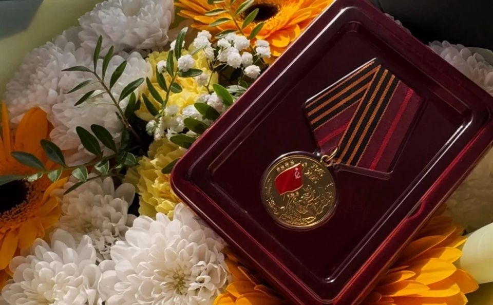 Единороссы вручили труженице тыла долгожданную медаль Единороссы вручили труженице тыла долгожданную медаль