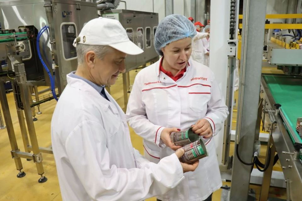 Первый заместитель губернатора – председатель Правительства Курской области Александр Чепик вместе с министром сельского хозяйства региона Натальей Гончаровой посетил сельскохозяйственные и перерабатывающие предприятия... Первый заместитель губернатора – председатель Правительства Курской области Александр Чепик вместе с министром сельского хозяйства региона Натальей Гончаровой посетил сельскохозяйственные и перерабатывающие предприятия...
