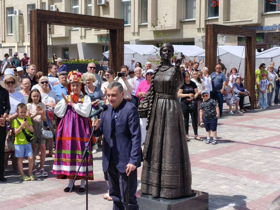 В Курске открыли скульптуру «Куряночка» — новый арт-объект появился в сквере на улице Дзержинского В Курске открыли скульптуру «Куряночка» — новый арт-объект появился в сквере на улице Дзержинского