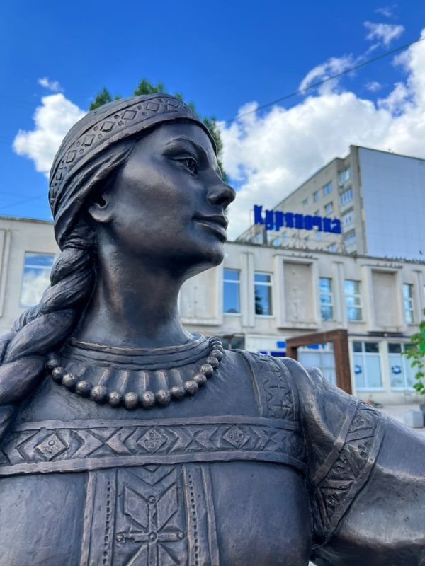 В Курске открыли бронзовую «Куряночку» с соловьем и антоновкой В Курске открыли бронзовую «Куряночку» с соловьем и антоновкой