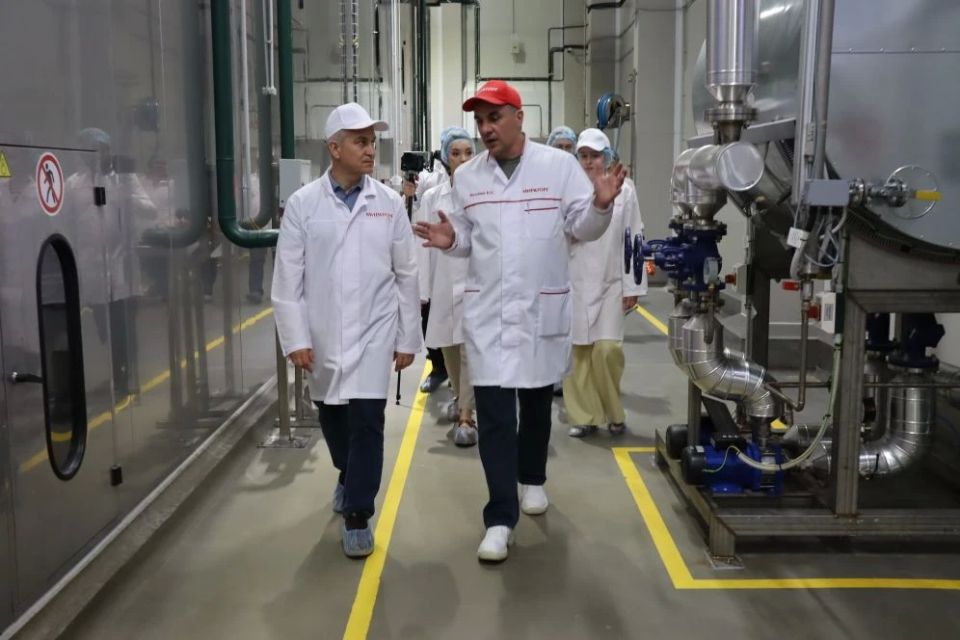 Первый заместитель губернатора – председатель Правительства Курской области Александр Чепик вместе с министром сельского хозяйства региона Натальей Гончаровой посетил сельскохозяйственные и перерабатывающие предприятия... Первый заместитель губернатора – председатель Правительства Курской области Александр Чепик вместе с министром сельского хозяйства региона Натальей Гончаровой посетил сельскохозяйственные и перерабатывающие предприятия...