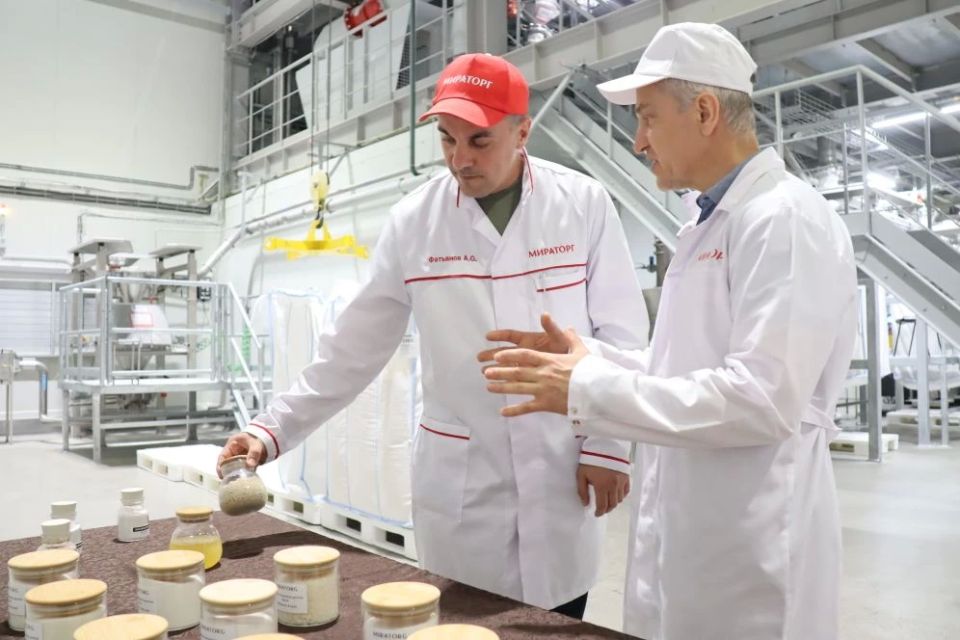Первый заместитель губернатора – председатель Правительства Курской области Александр Чепик вместе с министром сельского хозяйства региона Натальей Гончаровой посетил сельскохозяйственные и перерабатывающие предприятия... Первый заместитель губернатора – председатель Правительства Курской области Александр Чепик вместе с министром сельского хозяйства региона Натальей Гончаровой посетил сельскохозяйственные и перерабатывающие предприятия...