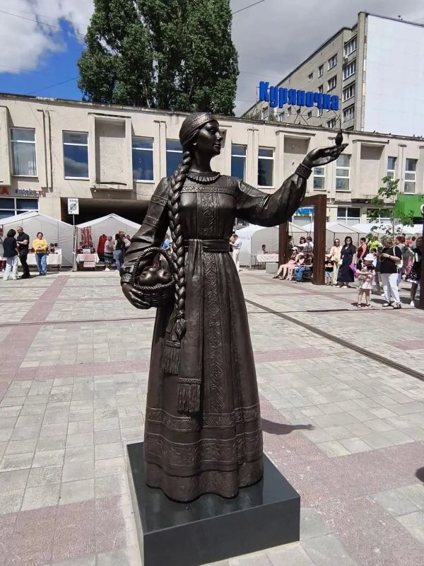 В Курске открыли скульптуру «Куряночка» — новый арт-объект появился в сквере на улице Дзержинского В Курске открыли скульптуру «Куряночка» — новый арт-объект появился в сквере на улице Дзержинского