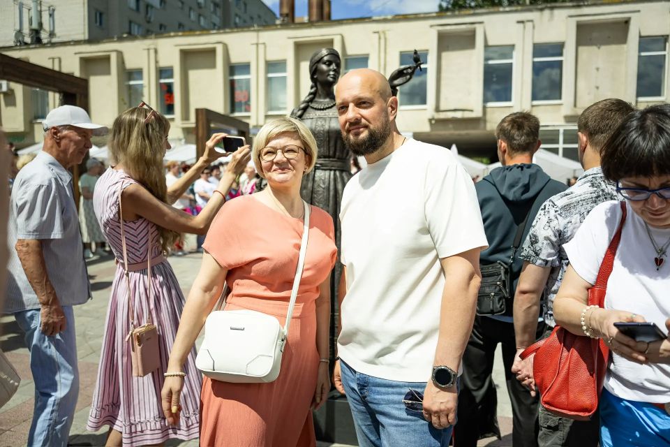 Сегодня, в День славянской культуры и письменности, вместе с губернатором Александром Хинштейном открыли в сквере на улице Дзержинского новую городскую скульптуру «Куряночка» Сегодня, в День славянской культуры и письменности, вместе с губернатором Александром Хинштейном открыли в сквере на улице Дзержинского новую городскую скульптуру «Куряночка»