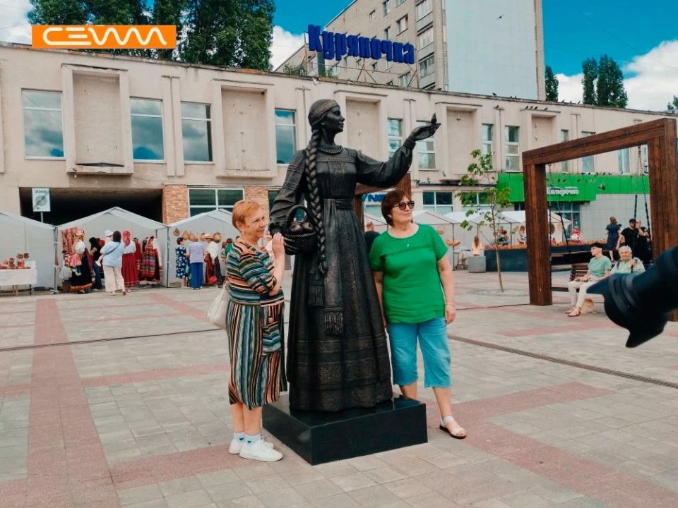Кстати, будете проходить мимо — не забудьте сфотографироваться с «Куряночкой» и потереть яблоки, которые лежат в ее корзинке! Говорят, это принесет удачу Кстати, будете проходить мимо — не забудьте сфотографироваться с «Куряночкой» и потереть яблоки, которые лежат в ее корзинке! Говорят, это принесет удачу